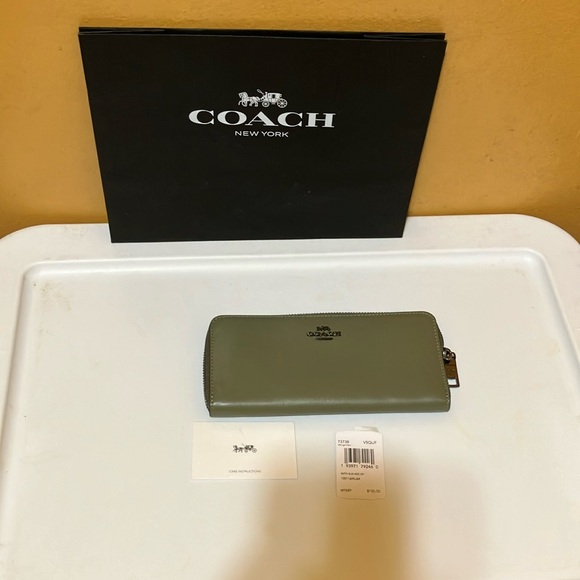 Coach Lt Fern zip around leather wallet gunmetal hardware - Picture 1 of 9